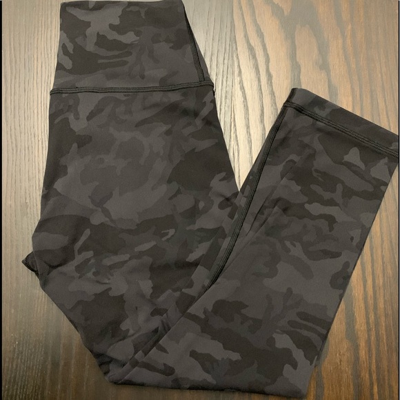 Lululemon Wunder Under Crop (Hi-Rise) Luon 21" Incognito Camo Multi Grey size 6 - Picture 2 of 4